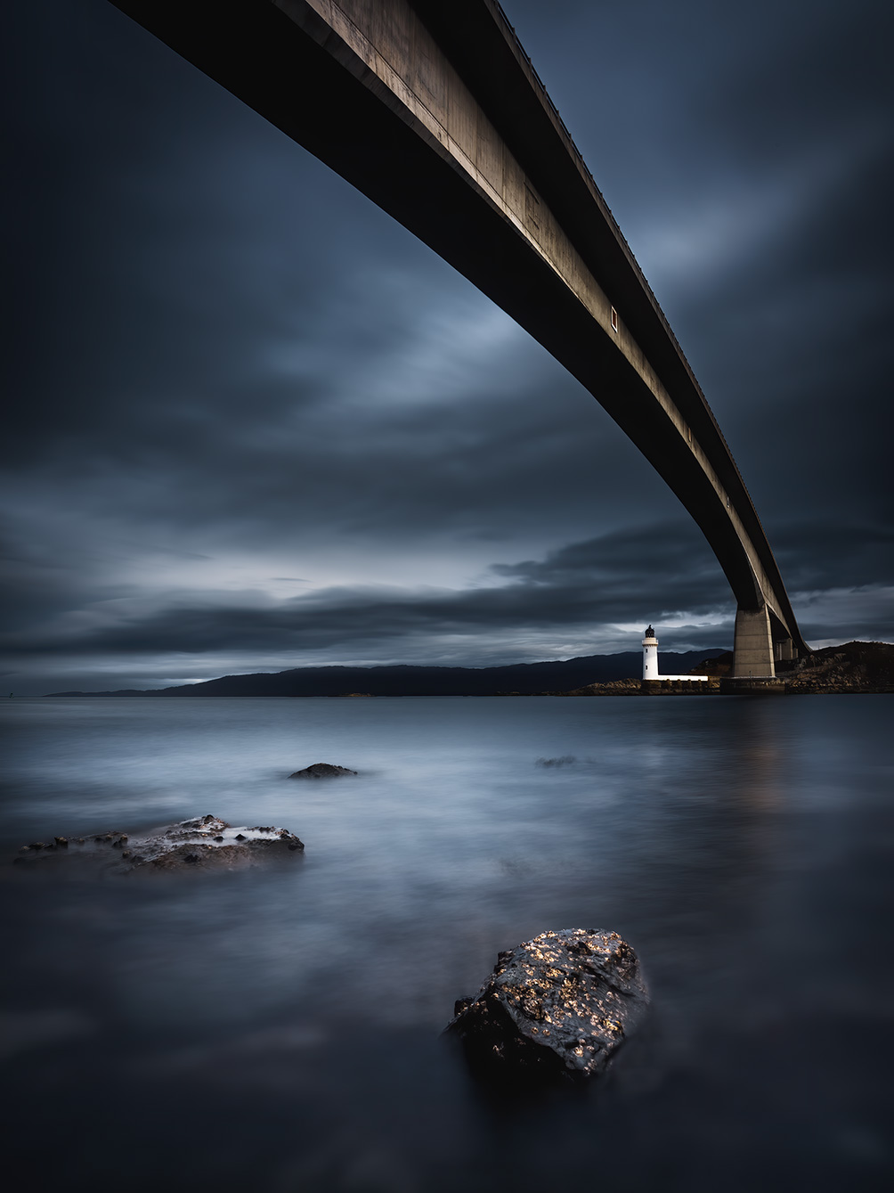 Under_Skye_Bridge_2-Isle-of-Skye