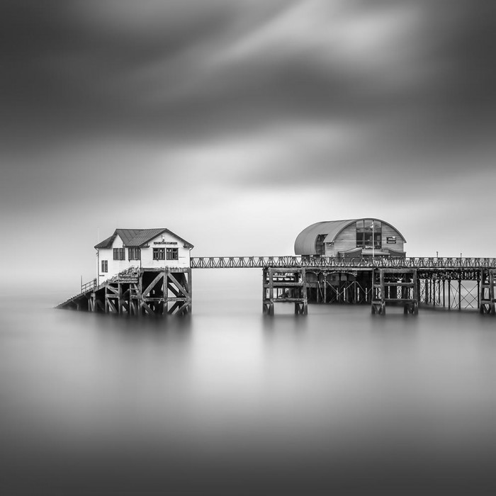 Black and White Minimal Photography Guide - Image 5